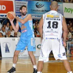 Regatas fue demoledor para no bajarse de la punta