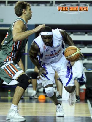 Ivan Todorovic cortado en Monte Hermoso Basket