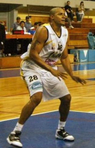 Libertad cort Turner y contrat Bucknor