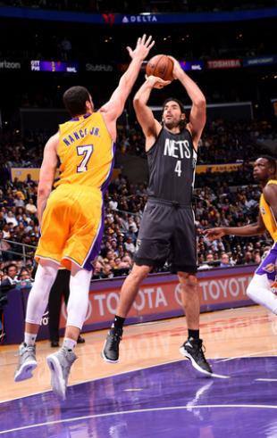 Scola y sus Nets no pudieron con los renovados Lakers