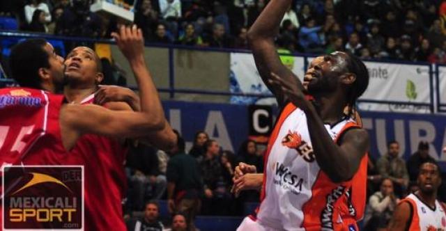 Baha Estudiantes contrat al interno Devin Davis