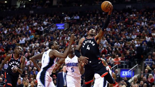 Raptors y Bucks ganaron y meten presin