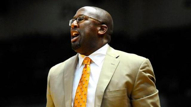 Lakers despiden a Mike Brown