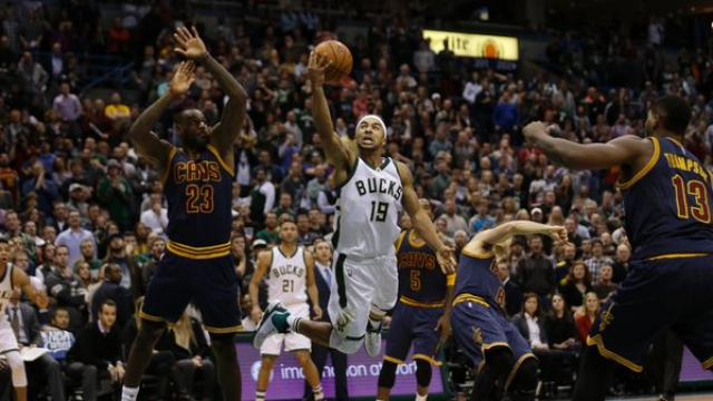 Milwaukee fren a Cleveland tras dos suplementarios