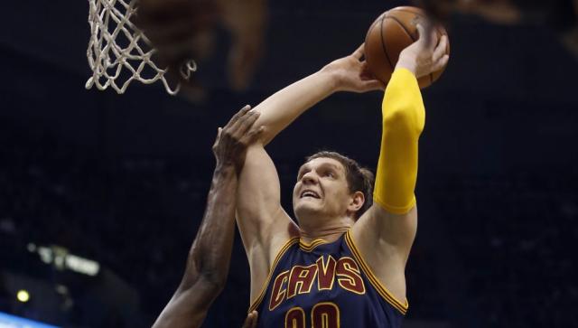 Mozgov jugar para los Lakers