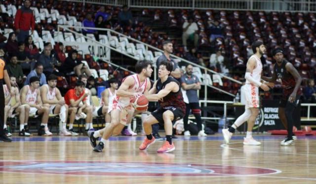 Salta gan� como local y estir� la llave a un cuarto juego