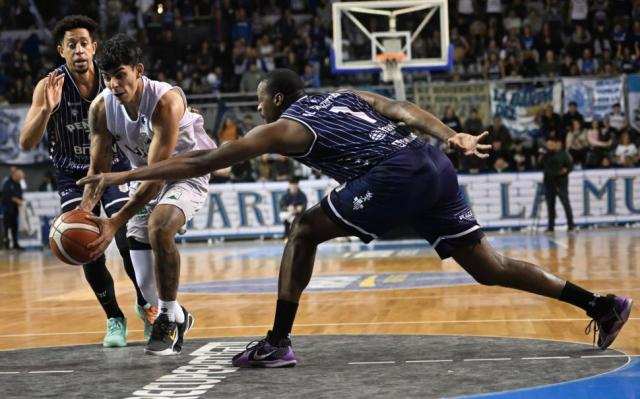 Pe�arol gan� una batalla y sigue vivo