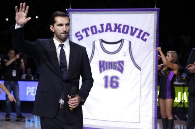 Los Kings retiraron la camiseta de Stojakovic