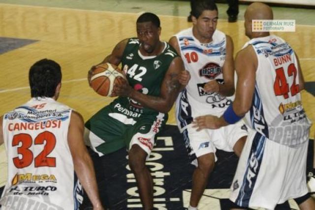 Atenas sigue firme en su racha de local