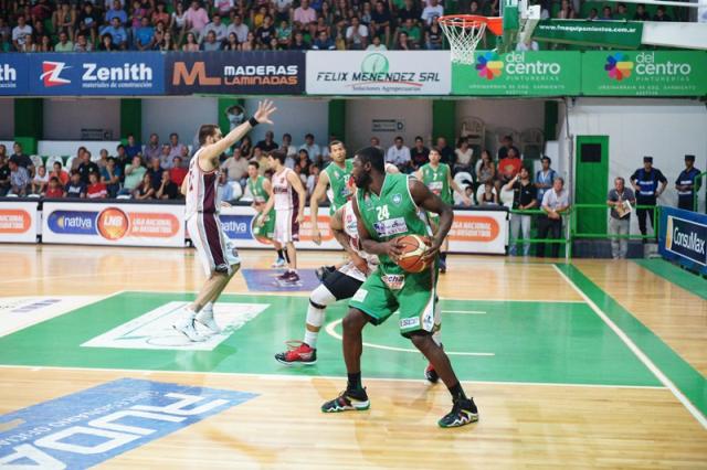 Estudiantes no abandona la lucha por los play offs