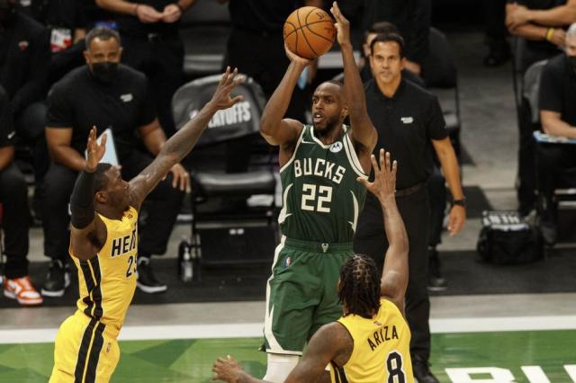 Khris Middleton puso arriba a Bucks