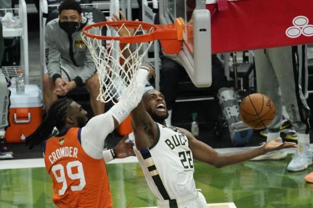 Milwaukee empat las Finales con Khris Middleton en llamas