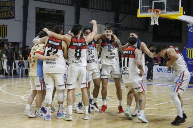 Deportivo Viedma dio vuelta un partidazo y se meti� en cuartos