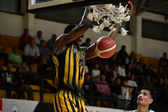 Comu llev� la serie al quinto partido