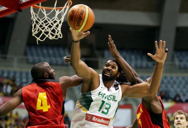 Brasil gole a Angola y espera a Argentina