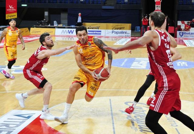 Pesaro se qued con el duelo criollo